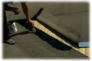 В местах ендовы промазываем клеем подкладочный ковер