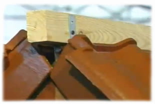 установка деревянного бруса на коньковый держатель