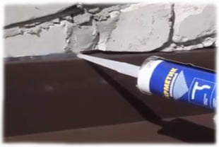 Герметик между стеной дымохода и планкой